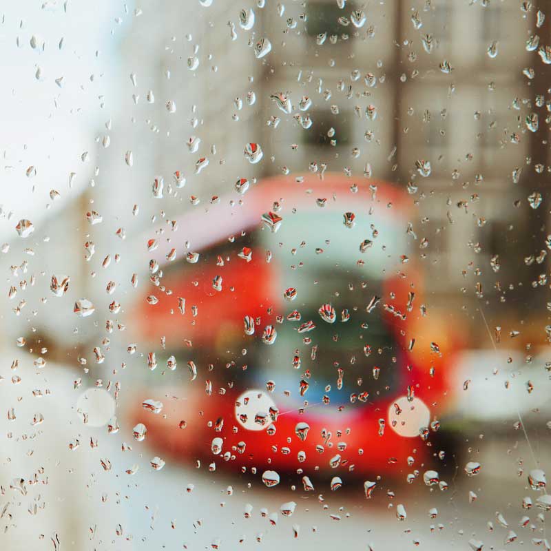 عکس استوک تماشای باران از پشت پنجره