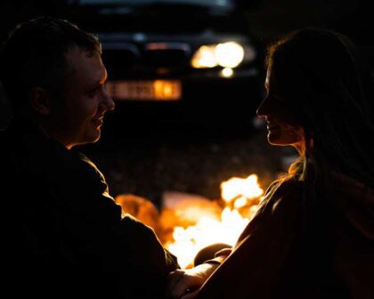 عکس استوک دو نفره کنار آتش