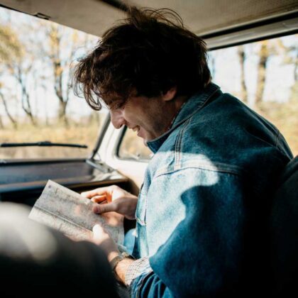 عکس استوک مطالعه کردن در ماشین