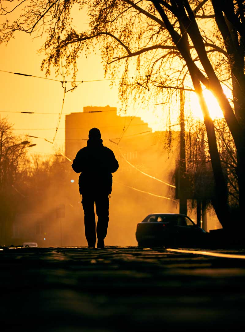 عکس استوک پیاده روی در طلوع آفتاب