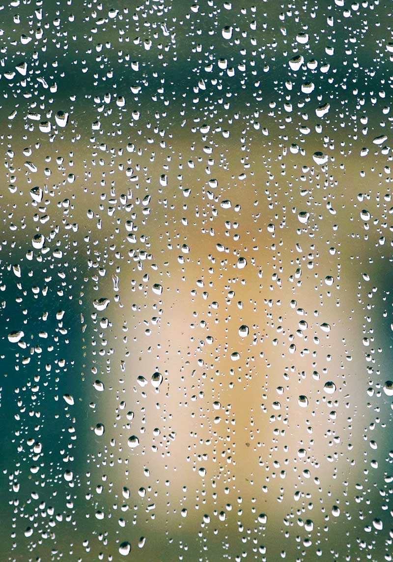 عکس استوک شیشه و باران