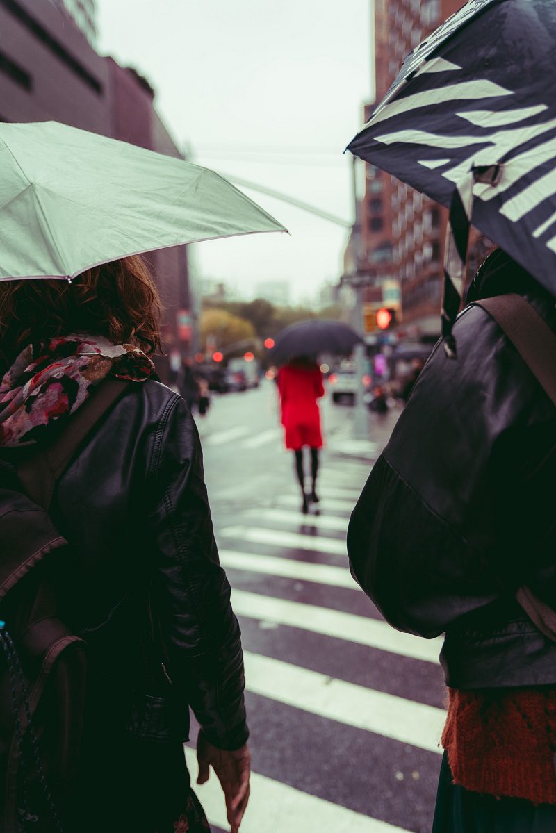 عکس استوک راه رفتن با چتر زیر باران