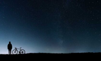 عکس استوک دوچرخه سوار در شب