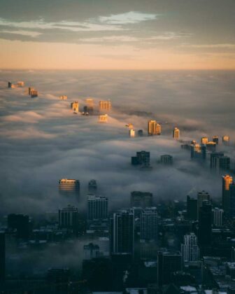 عکس استوک دیدن شهر از روی ابرها
