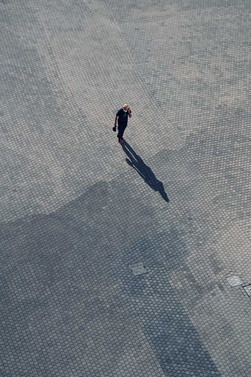 عکس استوک مرد در حال راه رفتن