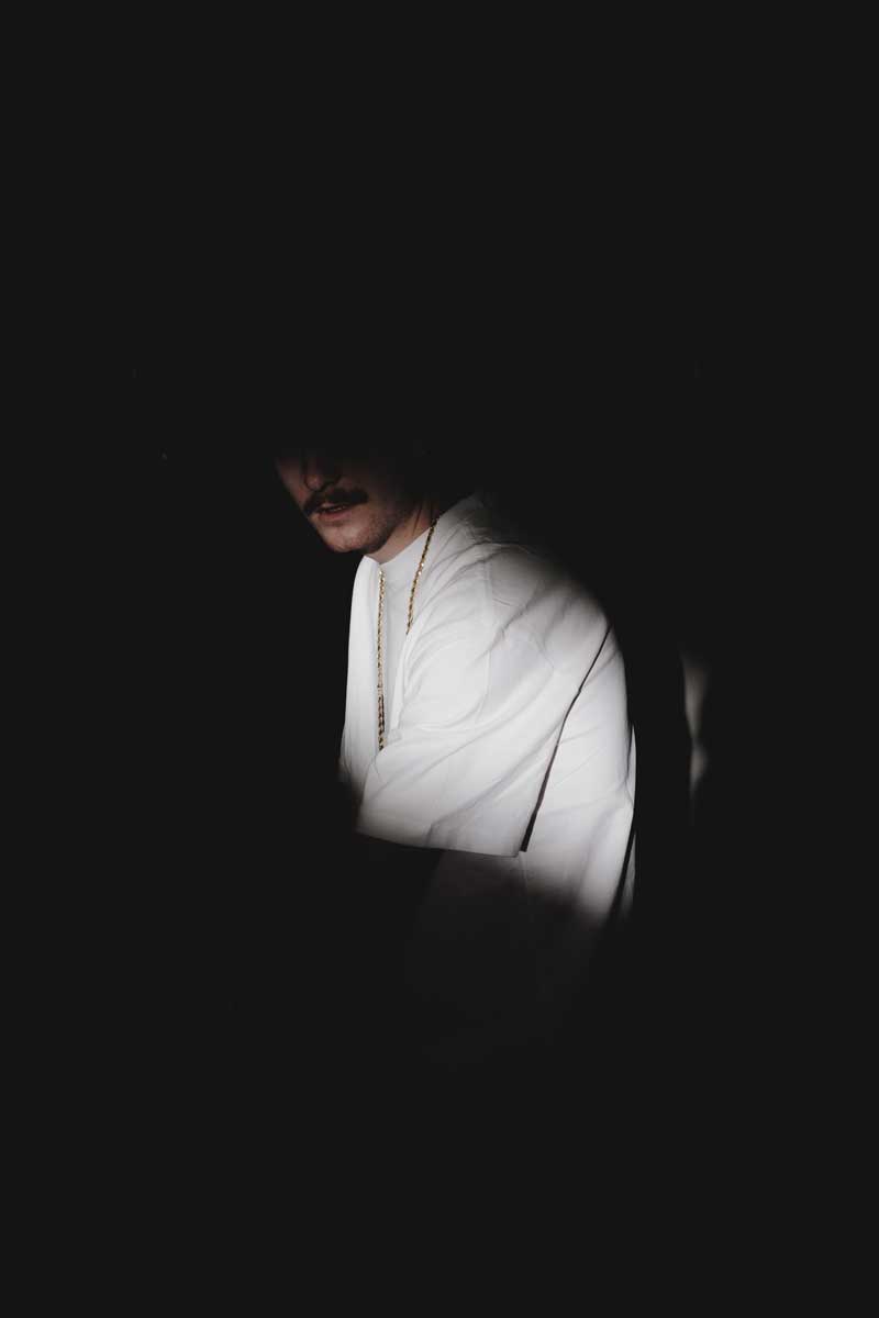 عکس استوک مردی در تاریکی